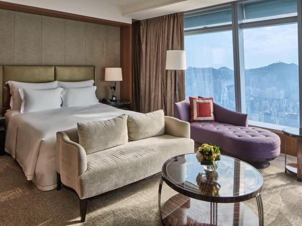 The Ritz-Carlton Hong Kong : photo 1 de la chambre chambre grand victoria harbour avec lit king-size