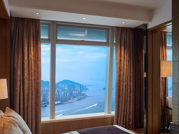 The Ritz-Carlton Hong Kong : photo 3 de la chambre suite de luxe victoria harbour avec lit king-size - accès au salon club