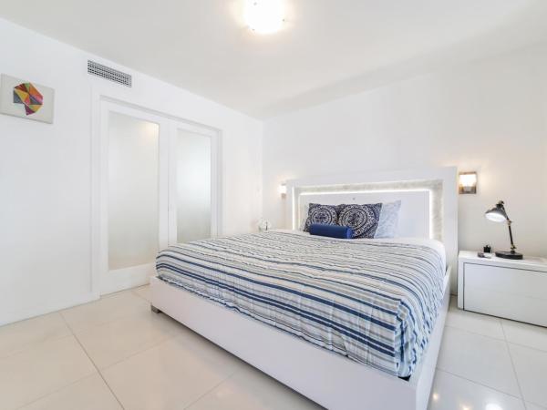 Strand Ocean Drive Suites : photo 2 de la chambre suite lit king-size avec balcon - dernier Étage - vue partielle sur océan - logement a503 