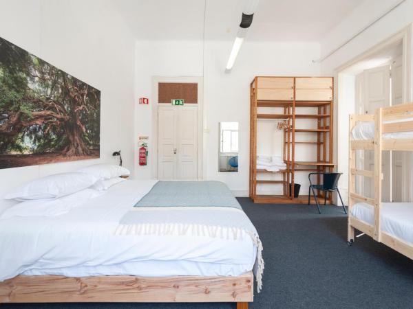 Cheese & Wine Lapa : photo 7 de la chambre chambre familiale avec salle de bains privative séparée