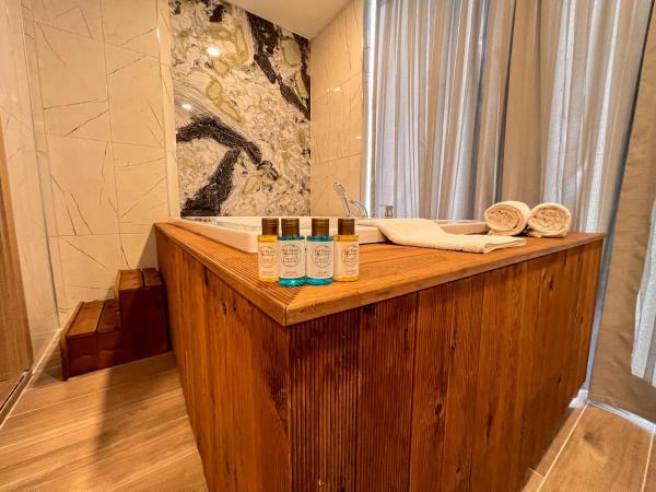 Old Town Point Hotel & Spa Antalya : photo 10 de la chambre suite lit king-size avec baignoire spa