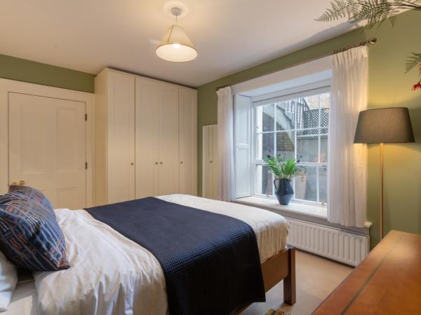 Spectacular 2 Bedroom Apartment with Sunny Garden & Terrace : photo 1 de la chambre chambre double deluxe