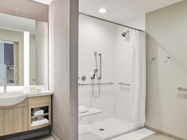 SpringHill Suites by Marriott Chicago Chinatown : photo 10 de la chambre king suite with trundle bed and roll-in shower - mobility accessible