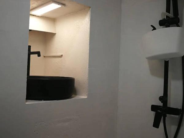 VieuxChateau : photo 2 de la chambre chambre double avec salle de bains privative