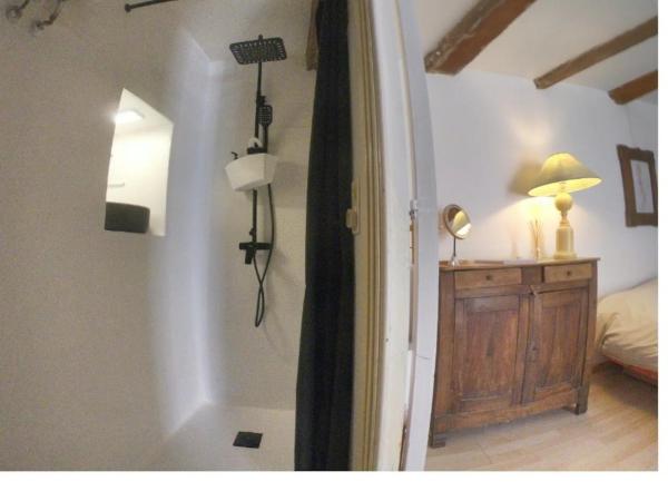 VieuxChateau : photo 4 de la chambre chambre double avec salle de bains privative