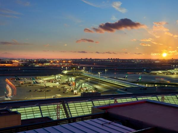 Sheraton Gateway Hotel in Toronto International Airport : photo 4 de la chambre chambre club avec 2 lits queen-size - accès au salon club
