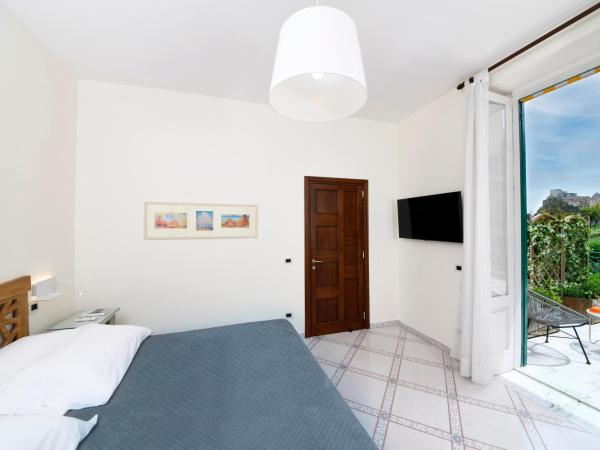 B&B Marcantonio - Ischia Ponte : photo 2 de la chambre chambre double avec balcon - vue sur château