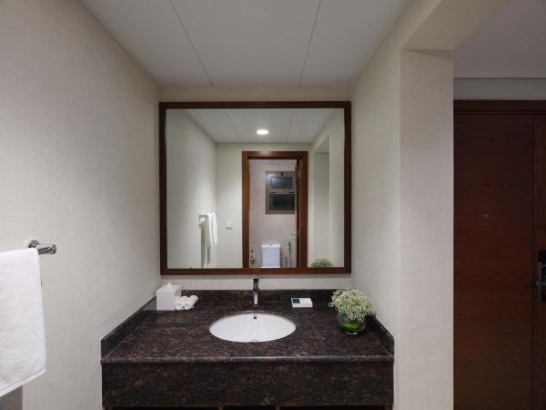 DoubleTree by Hilton Muscat Qurum : photo 6 de la chambre suite 1 chambre lit king-size