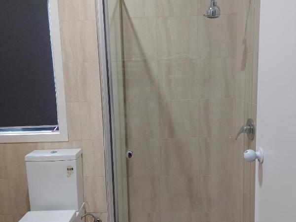 Maruve Guesthouse 12 min from Melb airport : photo 2 de la chambre chambre triple avec salle de bains privative