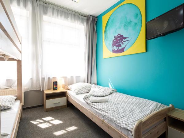 Moon Hostel Gdańsk : photo 1 de la chambre chambre triple avec salle de bains commune