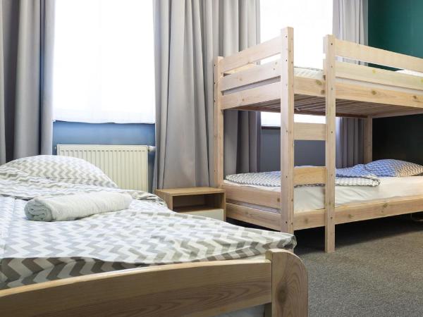 Moon Hostel Gdańsk : photo 2 de la chambre chambre triple avec salle de bains privative