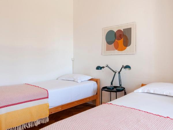 Cheese & Wine Lapa : photo 9 de la chambre chambre lits jumeaux avec salle de bains commune - vue sur jardin