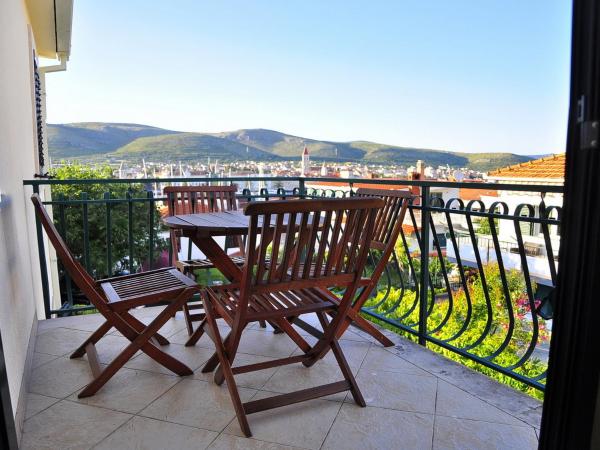 Villa Bakica : photo 1 de la chambre appartement 1 chambre supérieur avec terrasse - vue sur ville