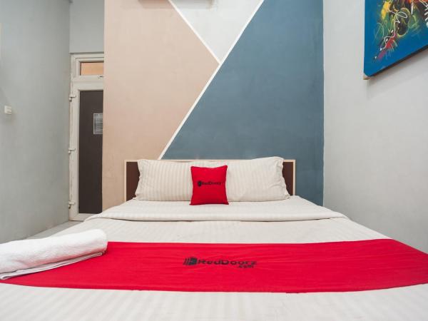 RedDoorz near Binus Anggrek 2 : photo 2 de la chambre chambre double