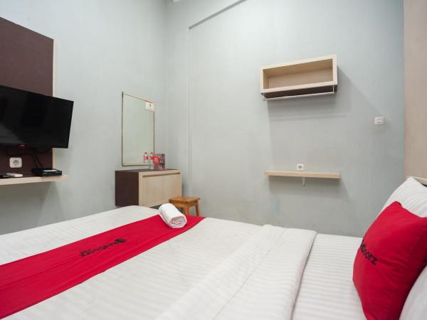 RedDoorz near Binus Anggrek 2 : photo 5 de la chambre chambre double