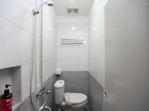 RedDoorz near Binus Anggrek 2 : photo 1 de la chambre chambre double