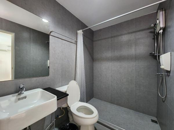 Wayha Hostel Don Mueang Airport : photo 5 de la chambre chambre double avec salle de bains privative