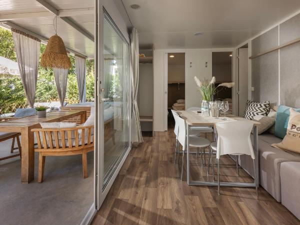 Polidor Camping Resort : photo 6 de la chambre family three-bedroom mobile home with hot tub