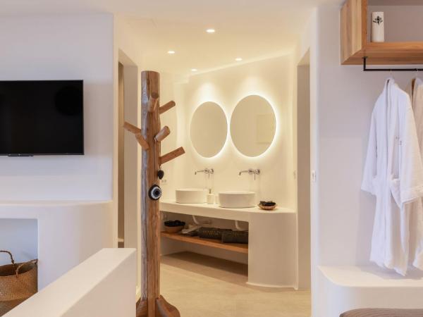 Sunset Hill Suites : photo 2 de la chambre superior suite with sea and pool view and hot tub