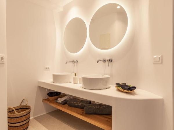 Sunset Hill Suites : photo 3 de la chambre superior suite with sea and pool view and hot tub