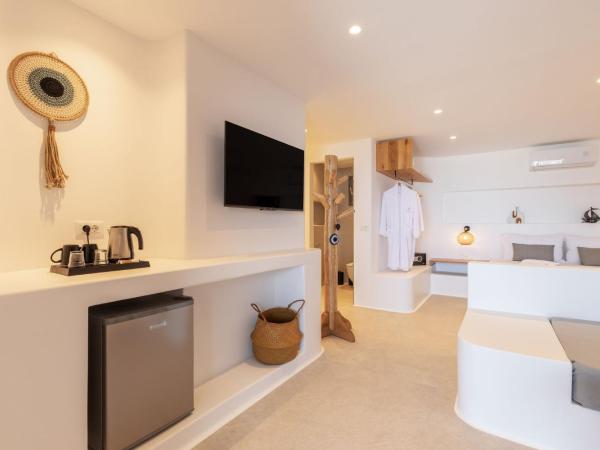 Sunset Hill Suites : photo 6 de la chambre superior suite with sea and pool view and hot tub