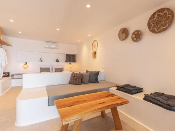 Sunset Hill Suites : photo 7 de la chambre superior suite with sea and pool view and hot tub