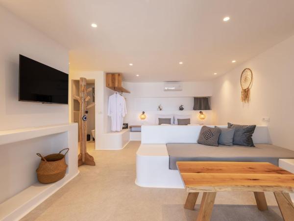 Sunset Hill Suites : photo 10 de la chambre superior suite with sea and pool view and hot tub