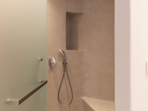 Sunset Hill Suites : photo 9 de la chambre superior suite with sea and pool view and hot tub