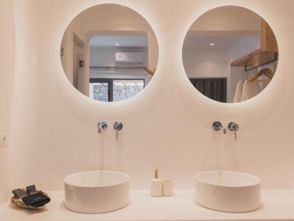 Sunset Hill Suites : photo 1 de la chambre superior suite with side sea view and hot tub