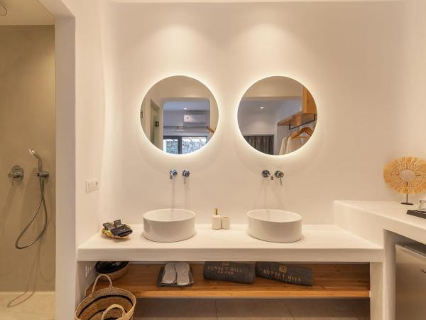 Sunset Hill Suites : photo 2 de la chambre superior suite with side sea view and hot tub