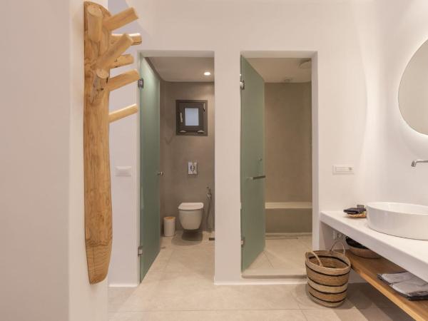 Sunset Hill Suites : photo 3 de la chambre superior suite with side sea view and hot tub