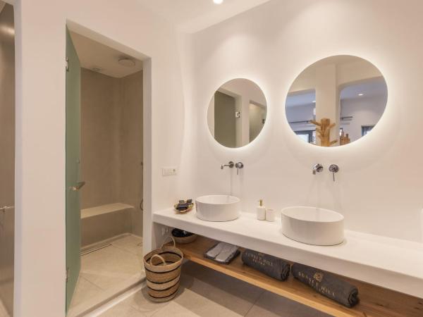 Sunset Hill Suites : photo 4 de la chambre superior suite with side sea view and hot tub