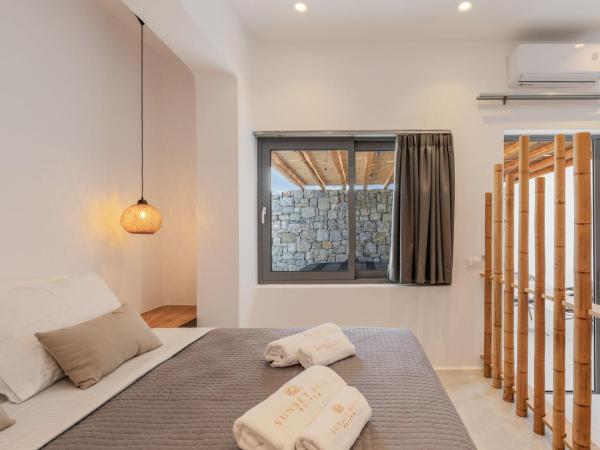 Sunset Hill Suites : photo 6 de la chambre superior suite with side sea view and hot tub