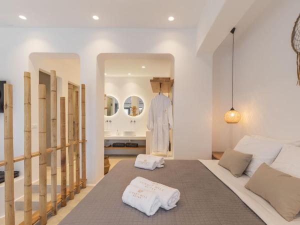 Sunset Hill Suites : photo 8 de la chambre superior suite with side sea view and hot tub