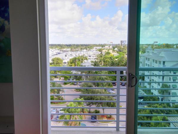 Maritime Hotel Fort Lauderdale Airport & Cruiseport : photo 2 de la chambre chambre lit king-size avec balcon
