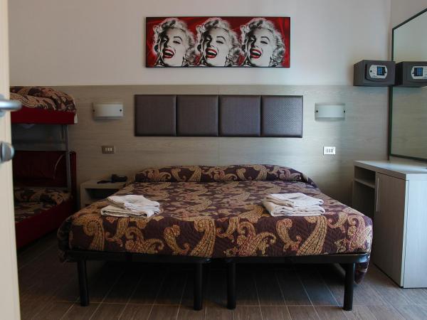 Hotel Tiberius : photo 9 de la chambre chambre quadruple