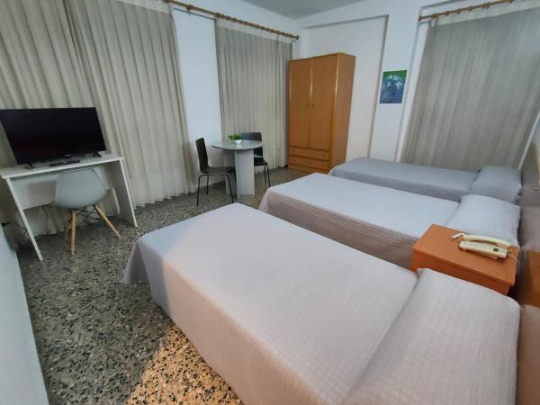 Hotel Cogullada : photo 6 de la chambre chambre double avec lit d'appoint