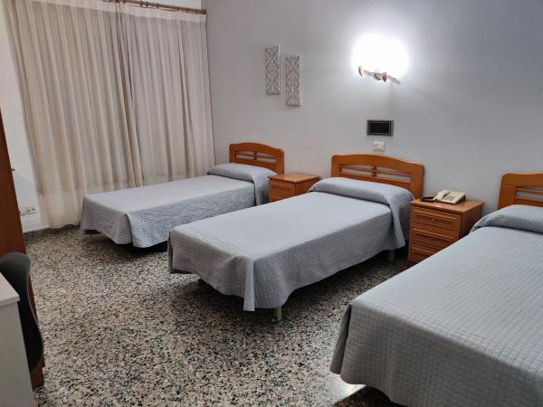Hotel Cogullada : photo 7 de la chambre chambre double avec lit d'appoint