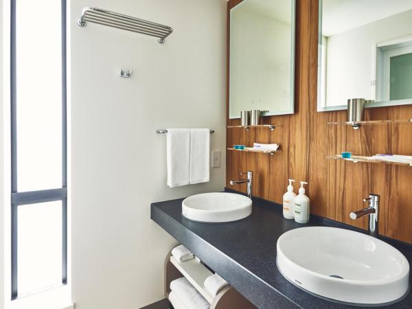 Holiday Inn Express Osaka City Centre- Midosuji, an IHG Hotel : photo 2 de la chambre room with three single beds and city view - high floor