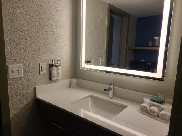 Holiday Inn Express Fort Lauderdale North - Executive Airport, an IHG Hotel : photo 3 de la chambre chambre attribuée à l'arrivée