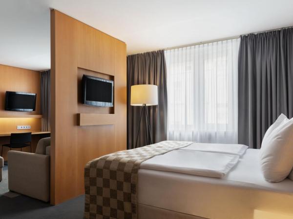 Holiday Inn Vienna City, an IHG Hotel : photo 9 de la chambre suite lit king-size avec canapé-lit simple