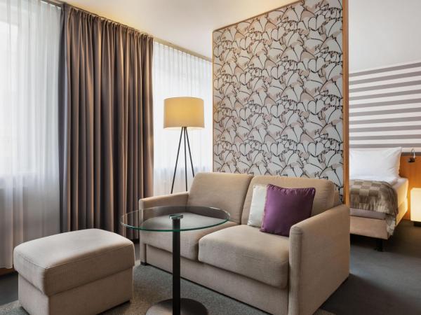 Holiday Inn Vienna City, an IHG Hotel : photo 7 de la chambre suite lit king-size avec canapé-lit