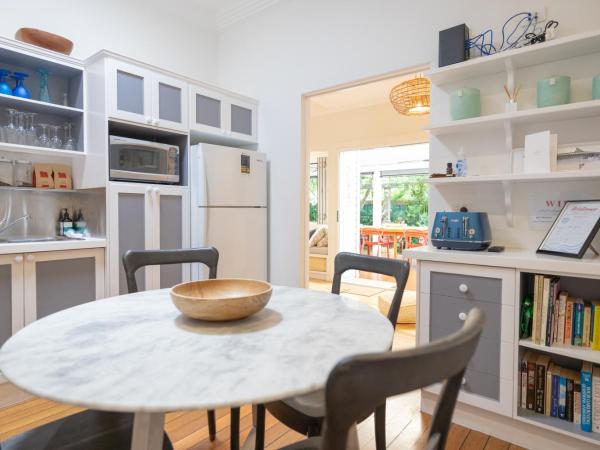 Barbara's Guesthouse : photo 6 de la chambre chambre lit queen-size avec salle de bains privative