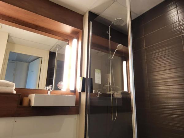 Campanile Dijon Congrès Clemenceau : photo 5 de la chambre chambre nouvelle génération avec 1 lit double et 2 lits simples