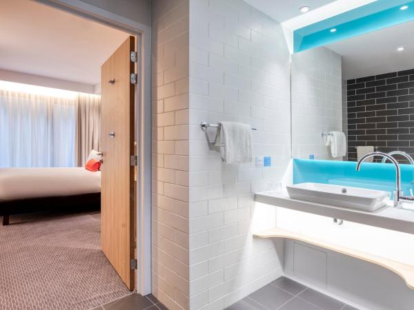 Holiday Inn Express Antwerp - City Centre, an IHG Hotel : photo 6 de la chambre chambre lit queen-size standard - accessible aux personnes à mobilité réduite