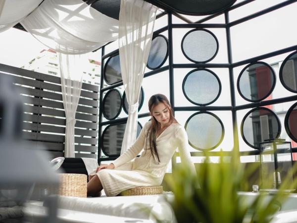 THEA Serviced Apartment by TH District : photo 1 de la chambre suite 2 chambres avec bain à remous