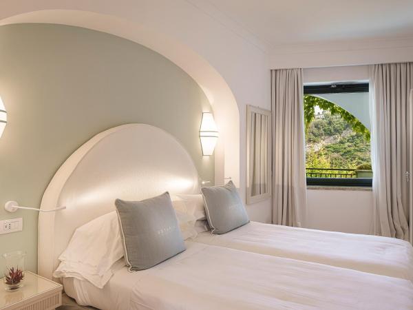 Botania Relais & Spa - The Leading Hotels of the World : photo 8 de la chambre suite deluxe avec terrasse et jacuzzi - vue sur mer