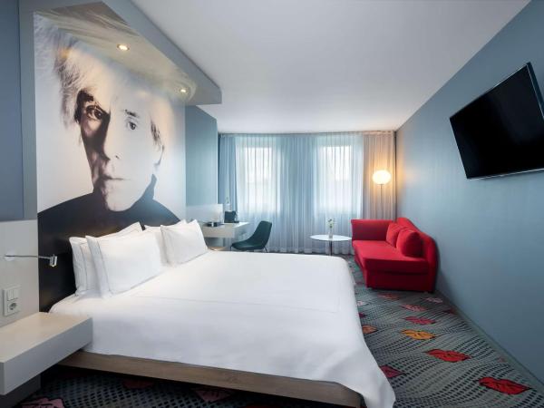 Park Plaza Berlin : photo 1 de la chambre chambre exécutive avec lit king-size et vue sur la cour