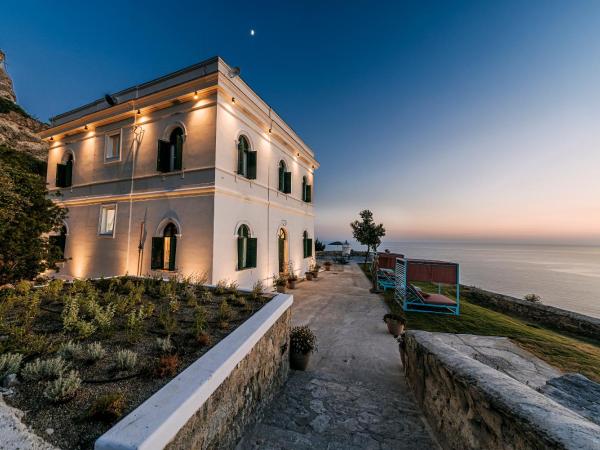 Faro Punta Imperatore : photo 4 de la chambre chambre double deluxe - vue latérale sur mer