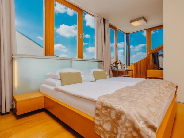 Wenceslas Square Hotel - Czech Leading Hotels : photo 2 de la chambre chambre double de luxe avec vue sur le château de prague